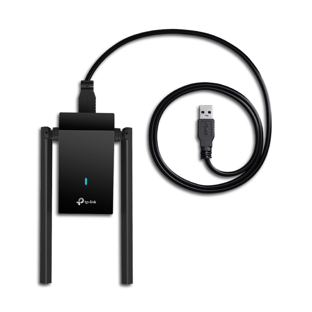 Beyaz zemin üzerinde, USB kablosuna bağlı siyah bir tp-link wifi adaptörü.