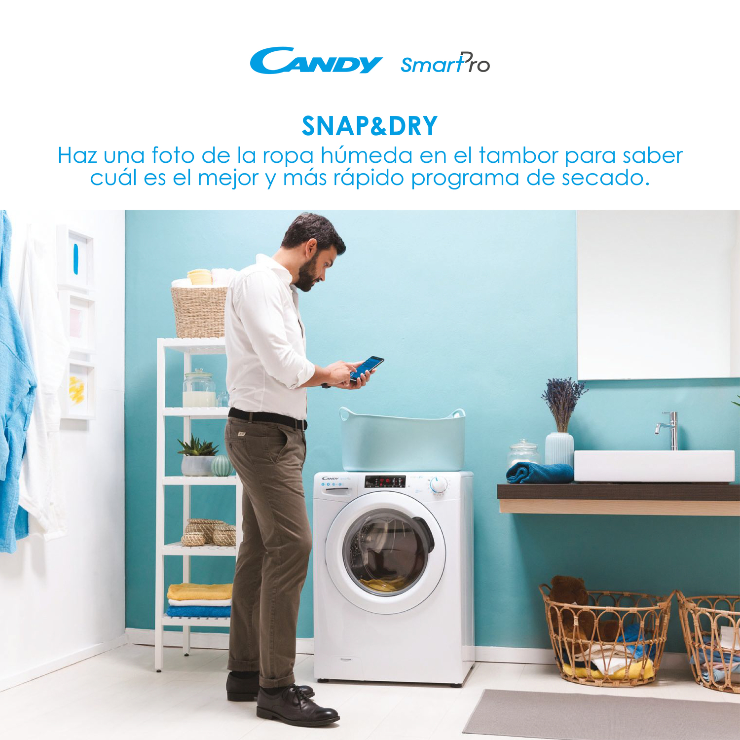 Hombre usando el teléfono frente a una lavadora.