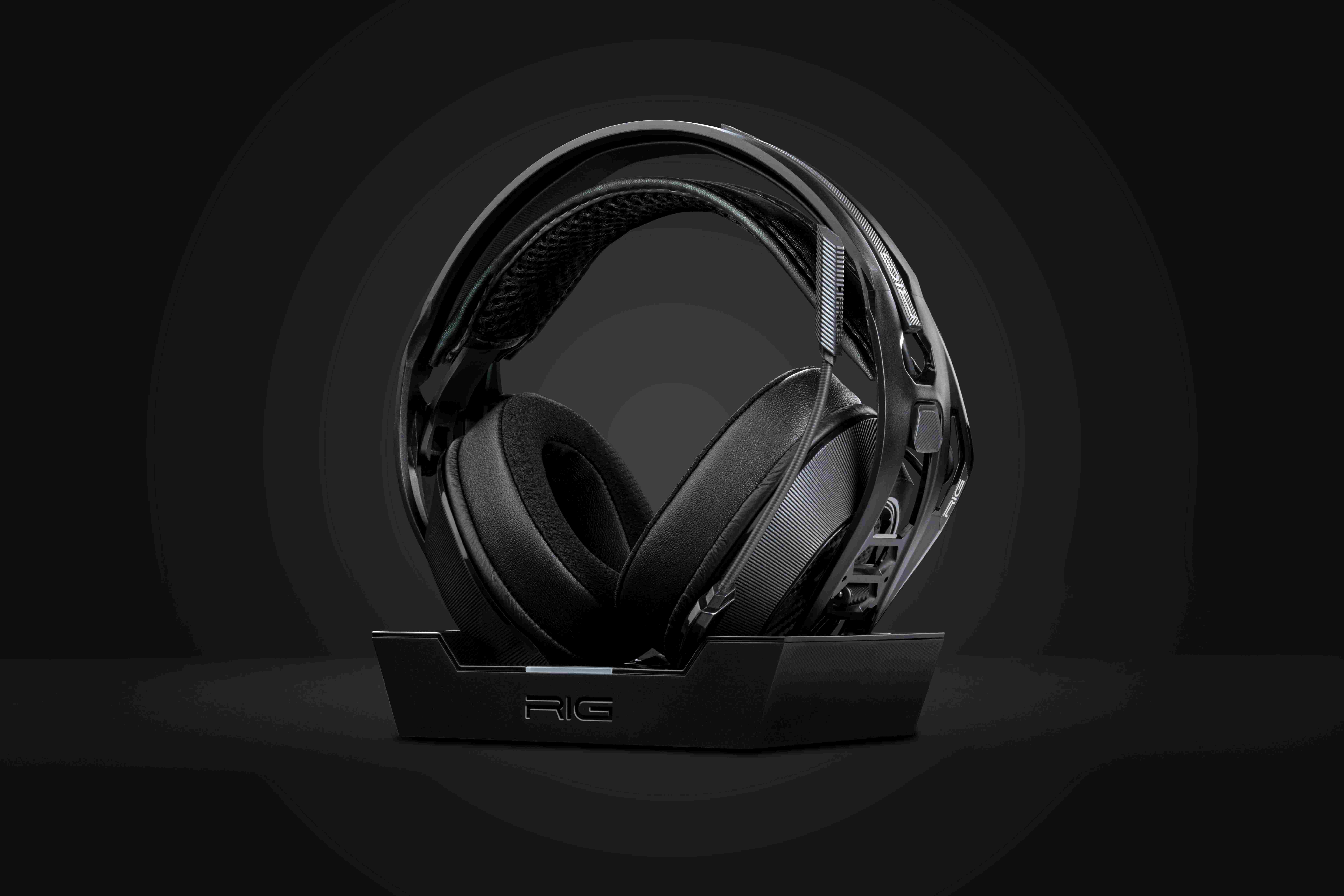 Schwarzes Gaming-Headset auf einem Ständer, mit dunklem Hintergrund und beleuchtetem Logo.