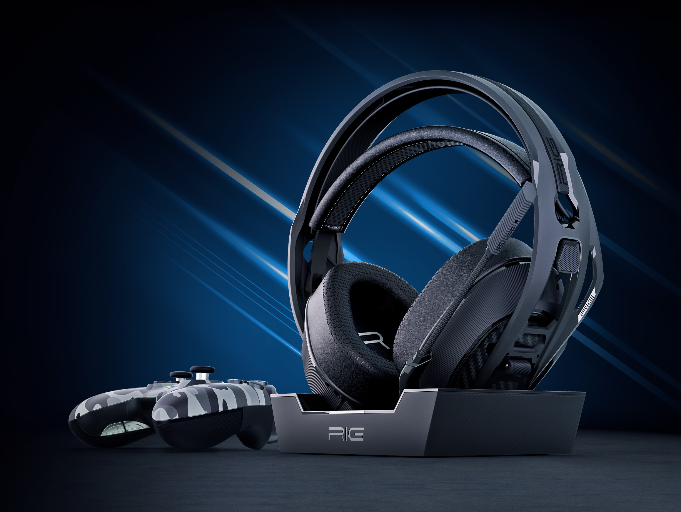 Ein Headset und ein Controller auf einem Ladeständer vor blauem Hintergrund.