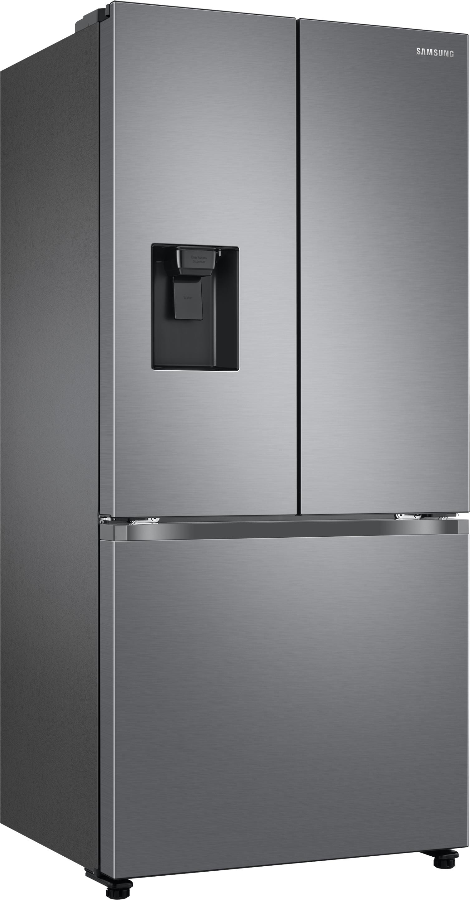 Ein Edelstahlkühlschrank mit drei Türen. Er hat einen Wasserspender.