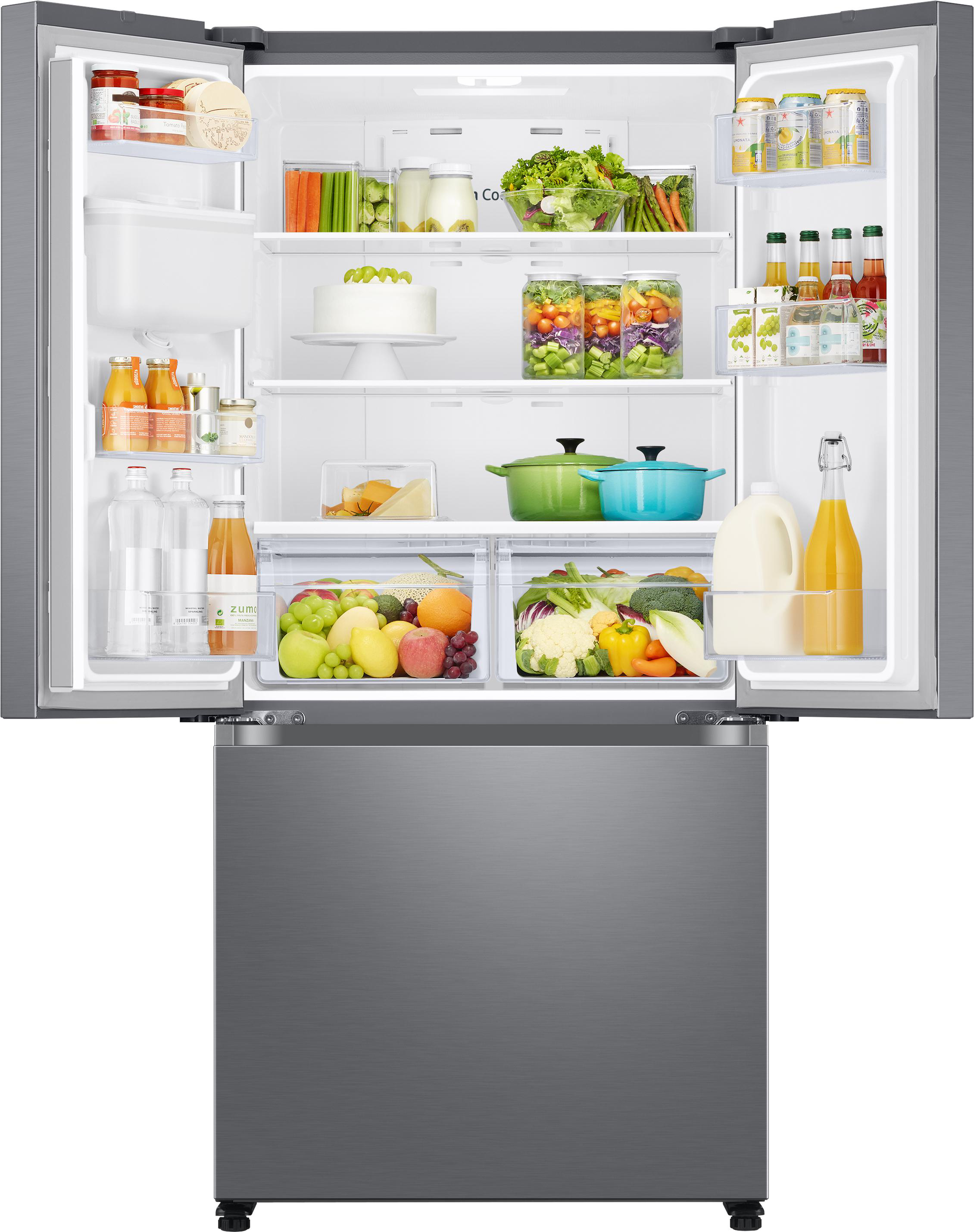 Kühlschrank mit geöffneten Türen, zeigt Lebensmittel. Silberfarben, weißer Hintergrund.