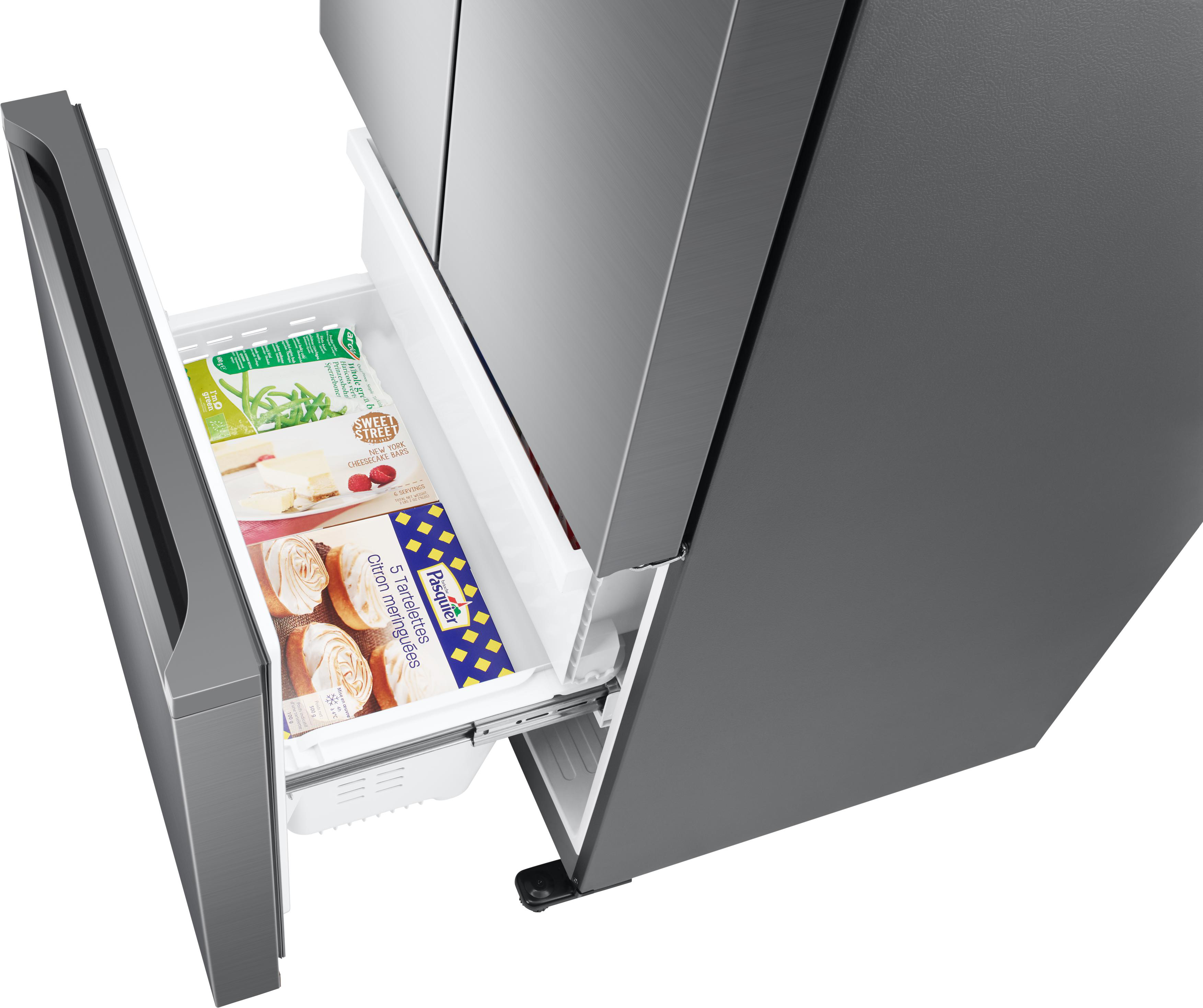 Ein Kühlschrank aus Edelstahl mit geöffneter Schublade, in der sich Lebensmittelverpackungen befinden.