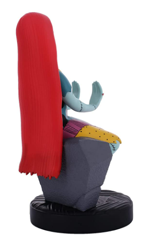 Sally aus Nightmare Before Christmas-Figur sitzt auf einem Felsen.