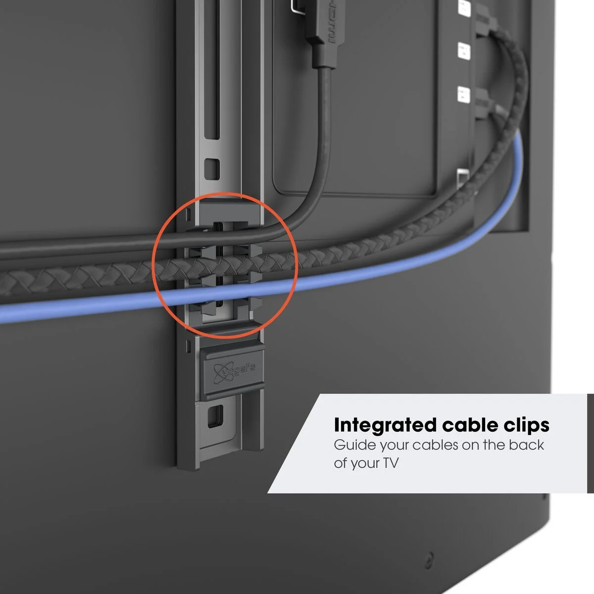 Primer plano de la parte trasera de un televisor. Los cables están asegurados con clips. El texto muestra 'Clips de cable integrados'.