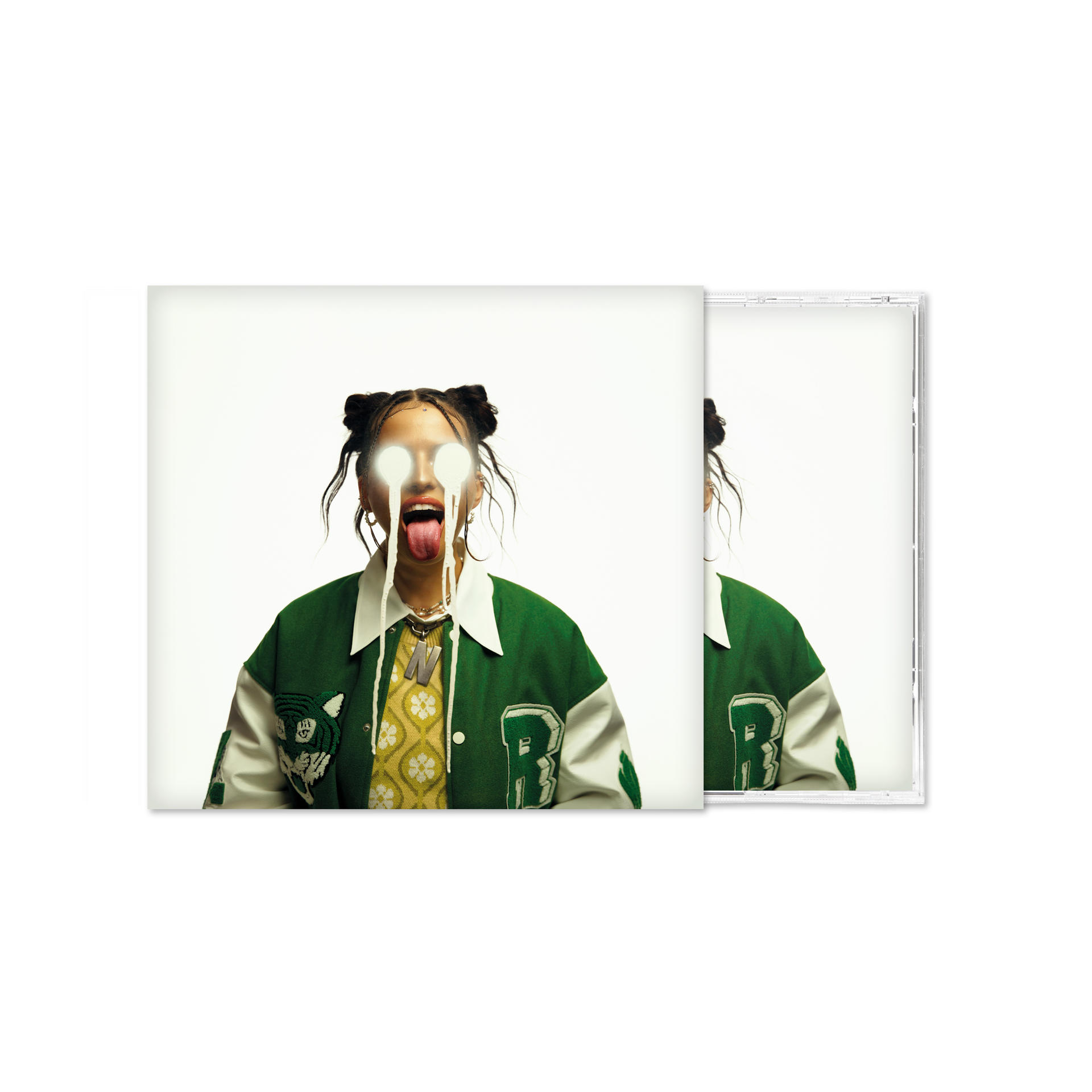 Eine Person in einer grünen Jacke vor weißem Hintergrund und zwei CD-Hüllen.