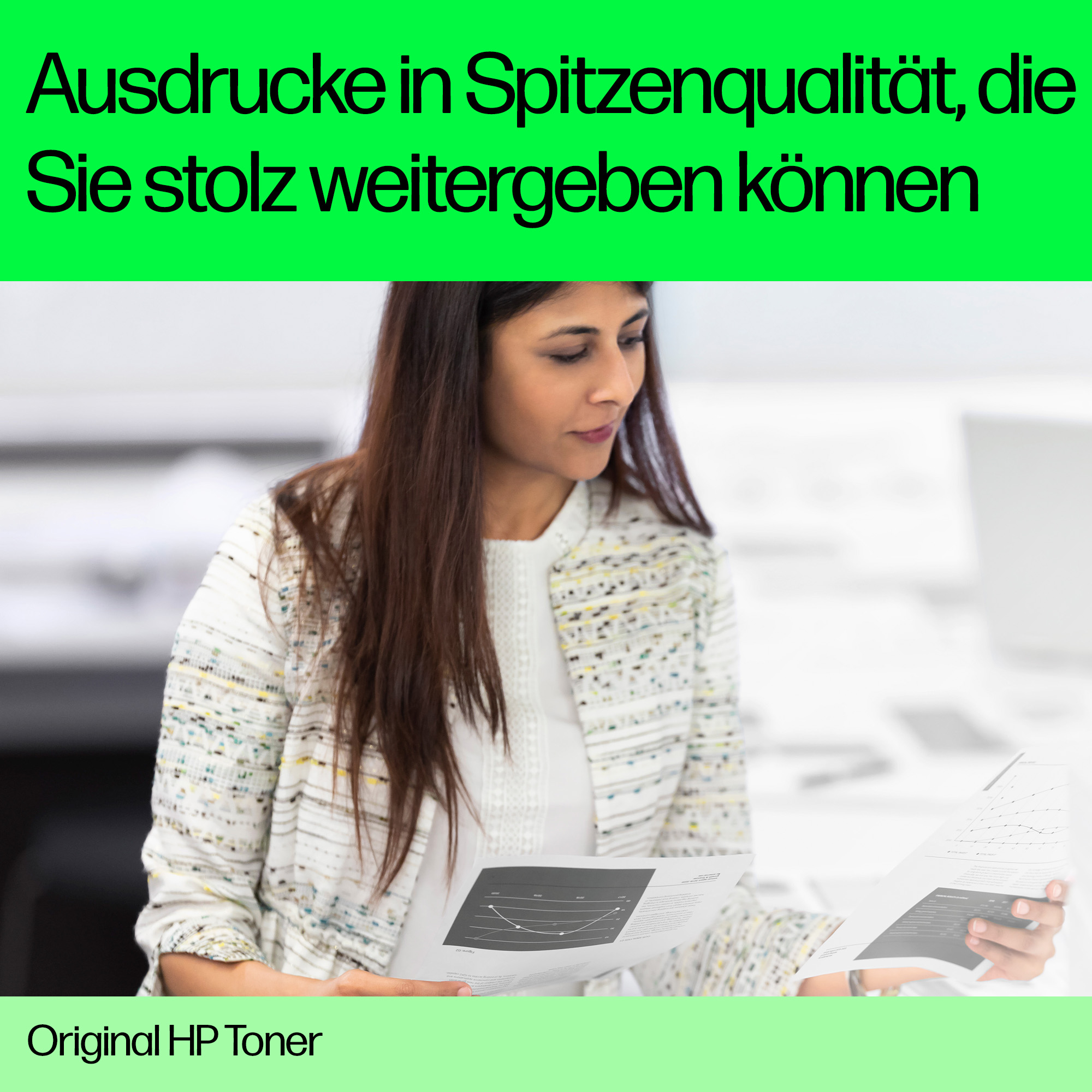 Frau, die gedruckte Dokumente überprüft. Sie trägt einen weißen Blazer. Grünes Banner mit Text 'Original HP Toner'.