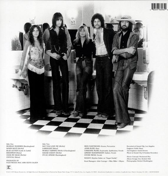 Fleetwood Mac Albumcover, Bandmitglieder posieren im Badezimmer, schwarz-weiß karierter Boden.
