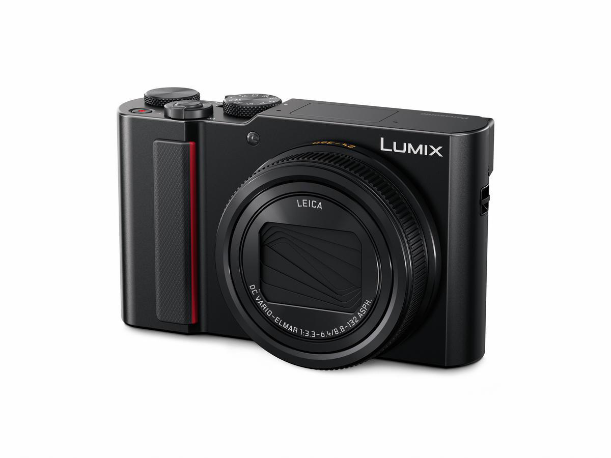 Schwarze Panasonic Lumix Kamera. Objektiv sichtbar, mit schwarzem Gehäuse und silbernen Bedienelementen, isoliert.