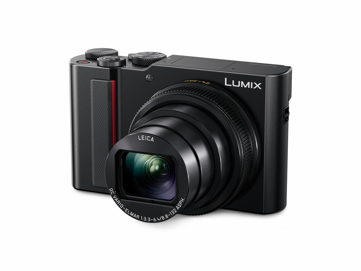 Eine schwarze Lumix-Kamera. Leica-Objektiv ist sichtbar. Die Kamera befindet sich auf weißem Hintergrund.