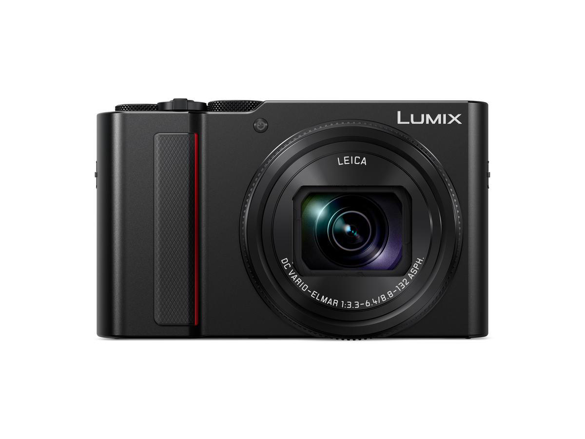 Eine schwarze Lumix Kamera, Leica Objektiv, mit einem roten Streifen an der Seite, auf weißem Hintergrund.