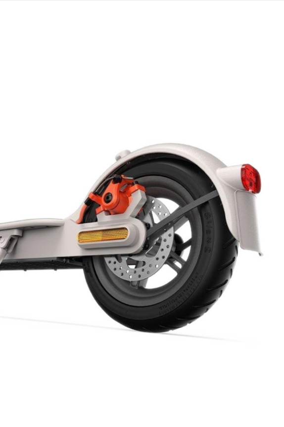 Beyaz bir arka plan önünde, bir elektrikli scooter'ın arka tekerleğinin ve fren sisteminin yakın çekimi.
