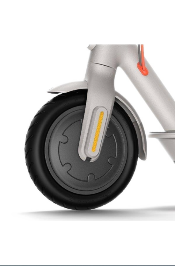 Bir scooter tekerleğinin yakından görünümü, lastiği, çamurluğu ve reflektörü gösteriyor.