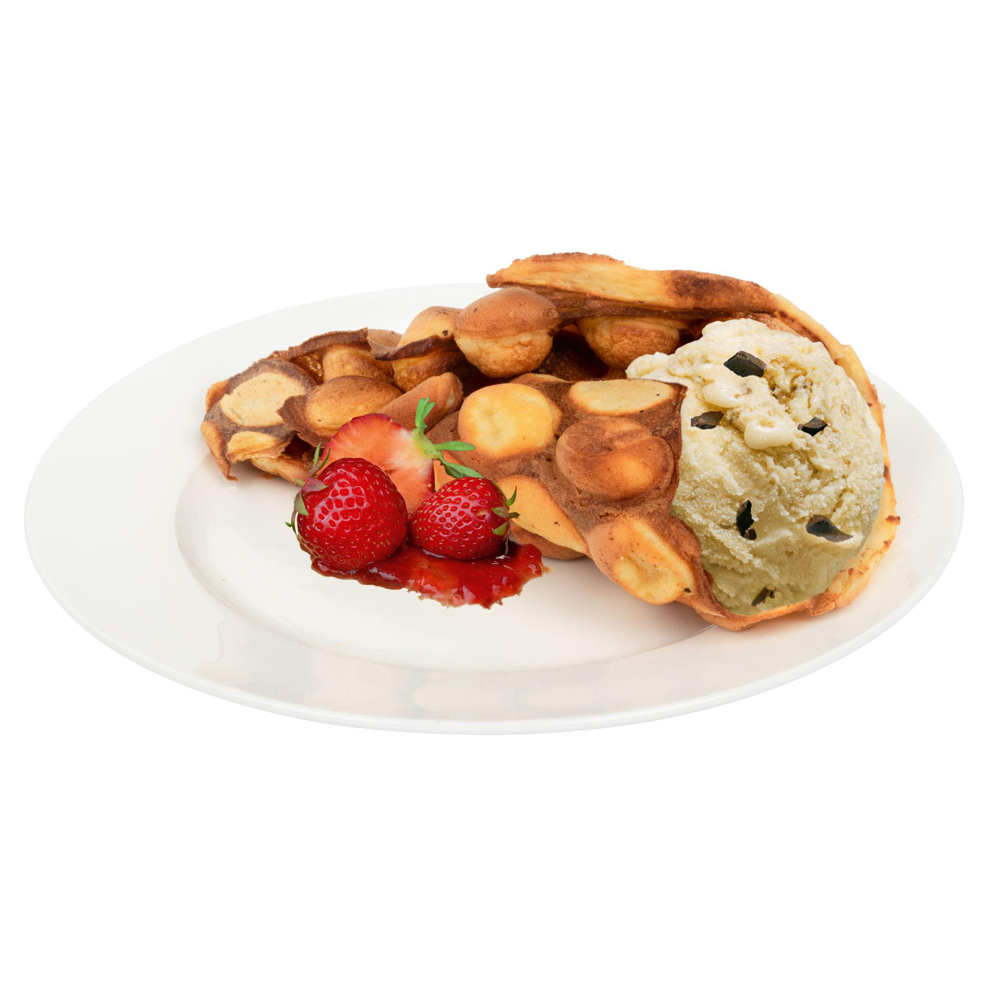 Ein Teller mit einem Eierwaffel, Eis und Erdbeeren. Isoliert auf Weiß.