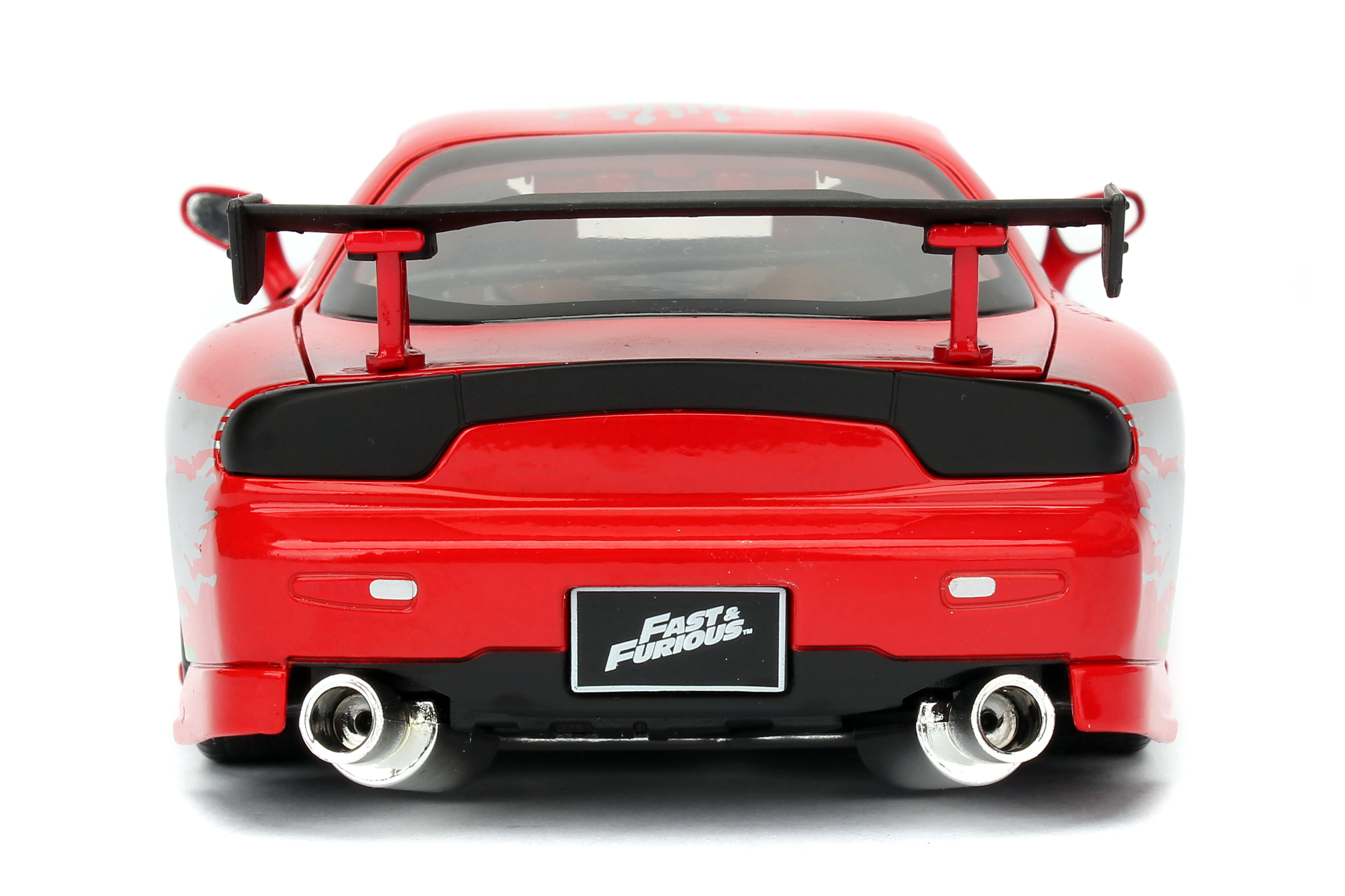 Ein rotes Spielzeugauto von Fast & Furious wird von hinten gezeigt. Es hat einen Spoiler und zwei Auspuffrohre.