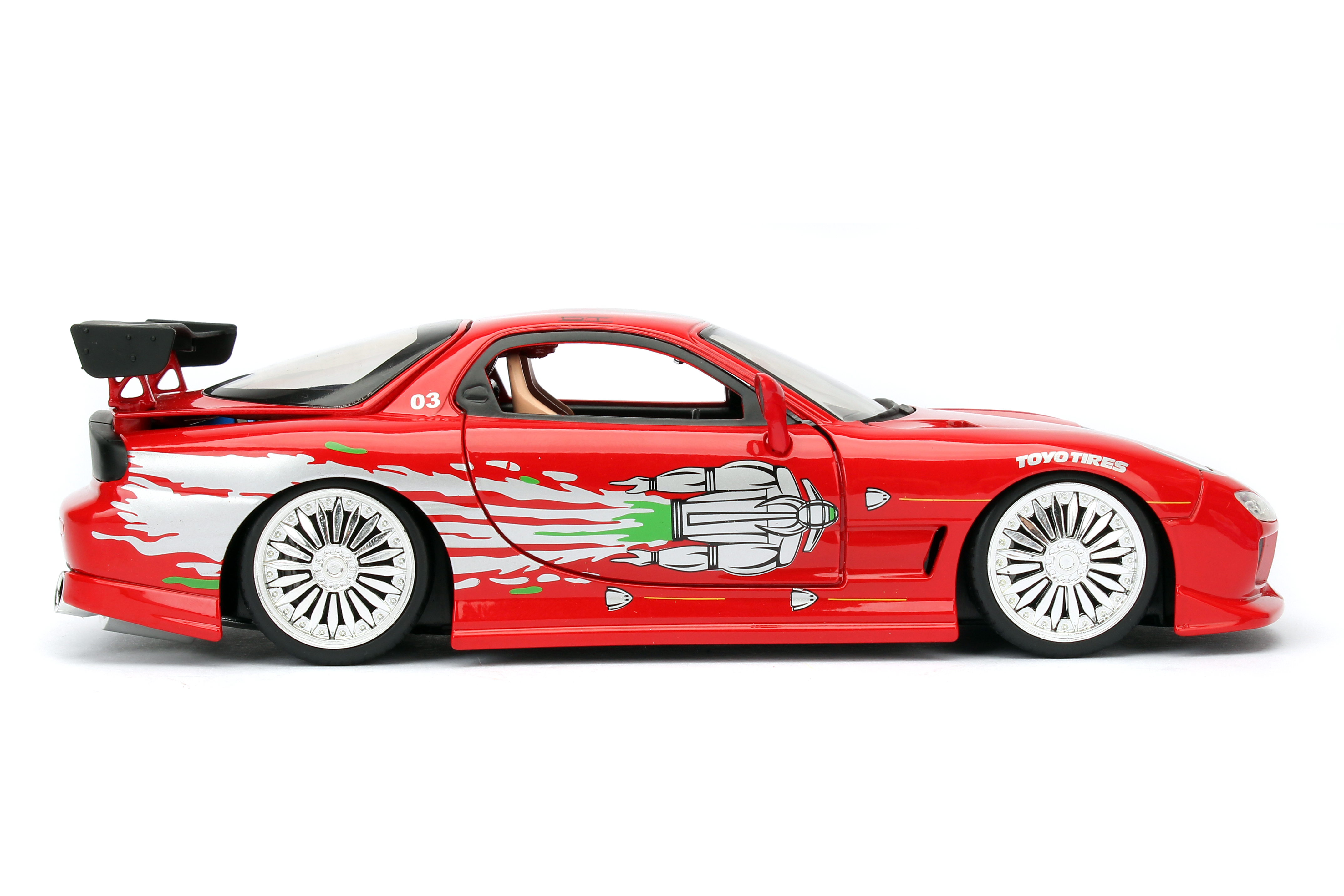 Rotes Spielzeugauto mit silbernen und grünen Aufklebern, schwarzem Spoiler und weißen Rädern auf weißem Hintergrund.