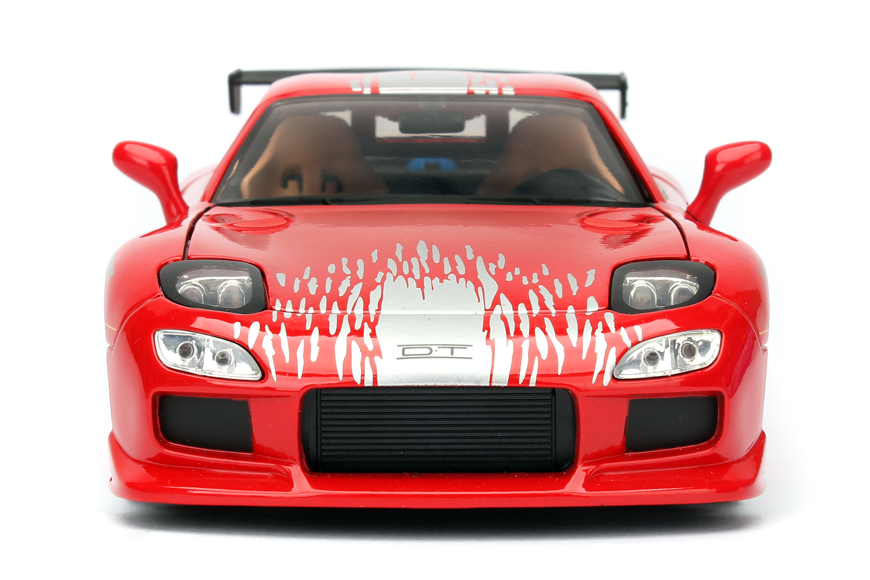 Ein rotes Sportwagenmodell mit weißem Design auf der Motorhaube und einem schwarzen Spoiler vor weißem Hintergrund.