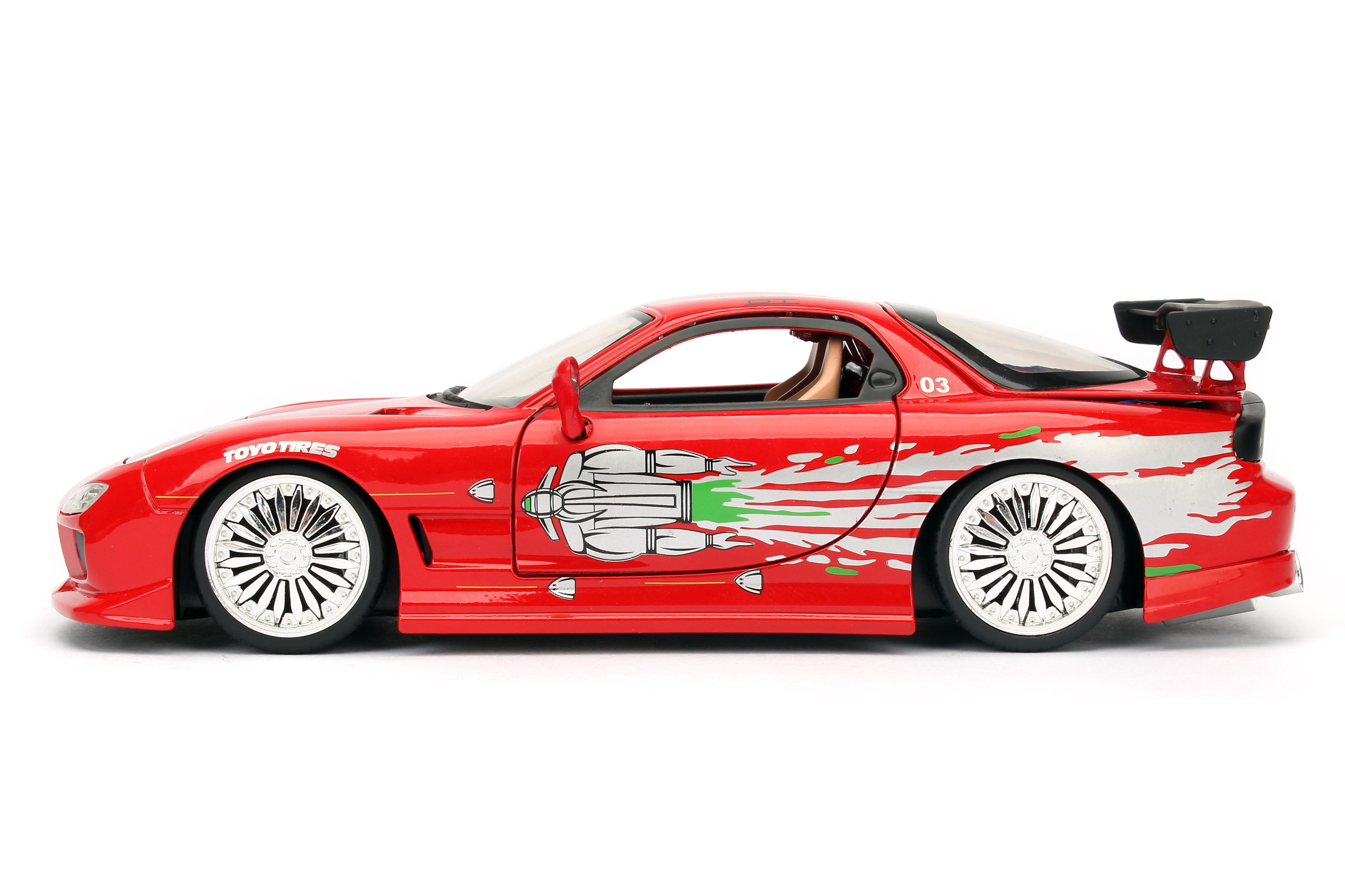 Ein rotes Sportwagenmodell mit weißem und grünem Design, schwarzem Spoiler und weißen Felgen.