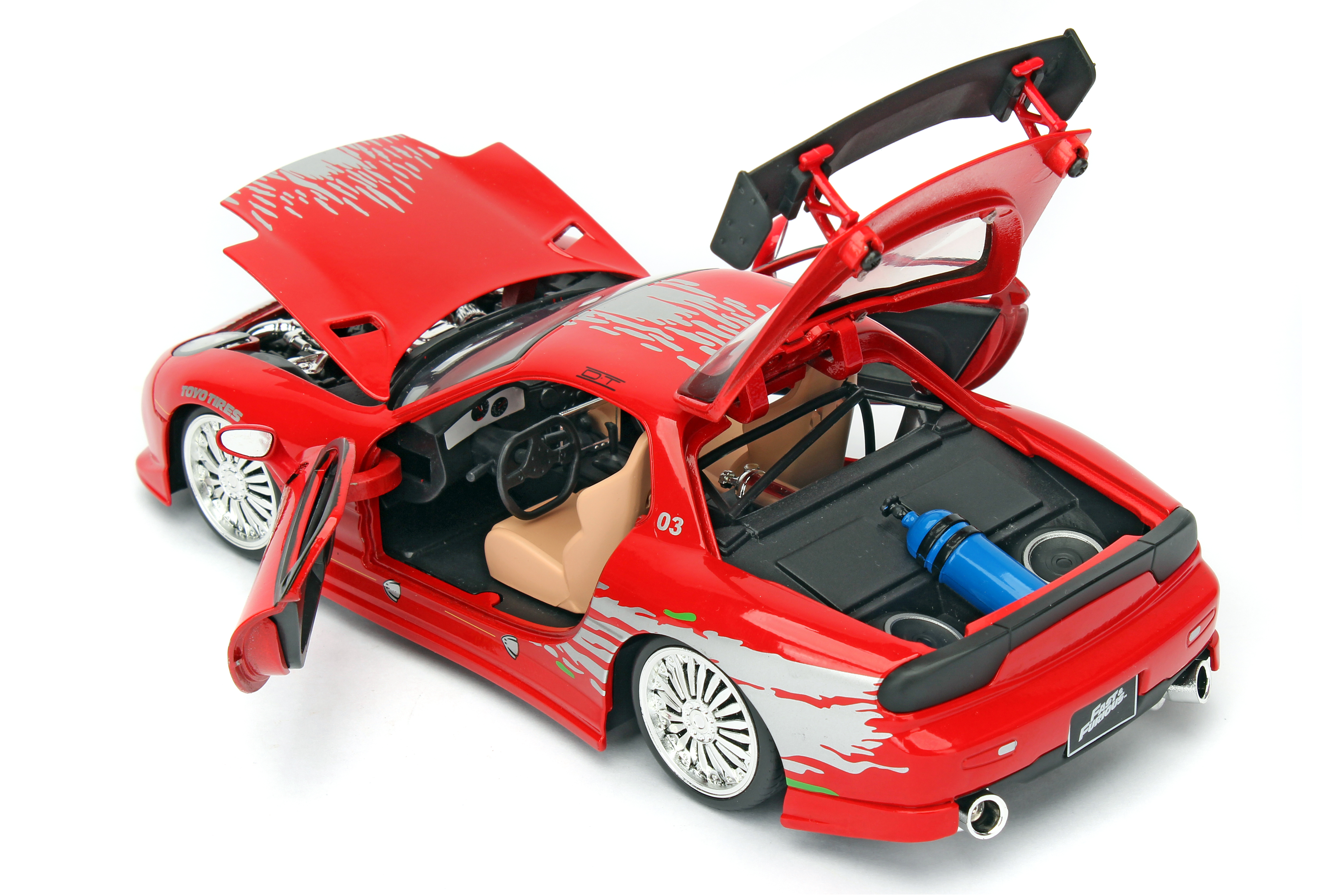Ein rotes Spielzeugauto mit geöffneten Türen und Motorhaube sowie einem Heckspoiler. Das Auto hat ein silbernes und graues Design.