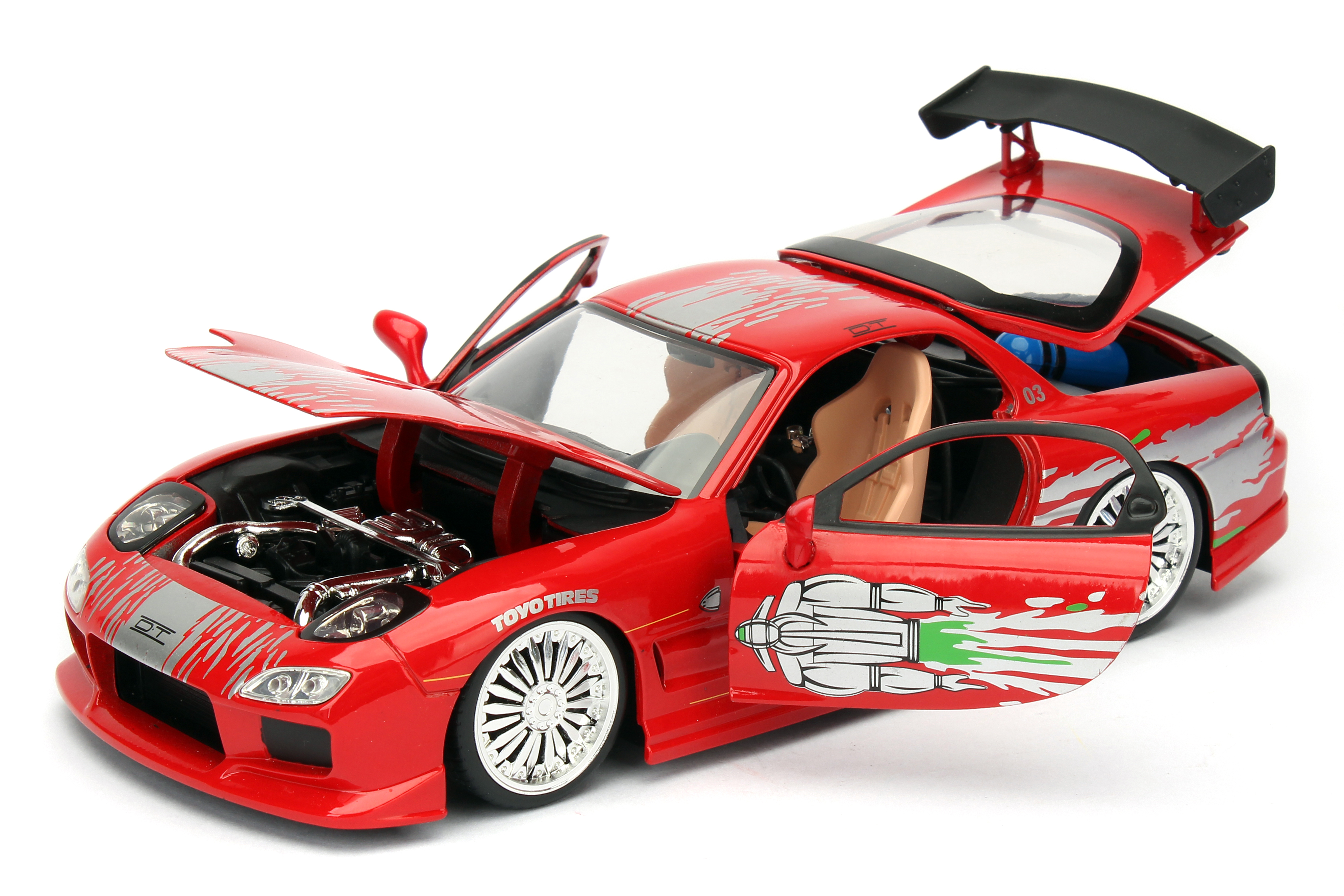 Rotes Spielzeugauto mit geöffneten Türen, Motorhaube und Kofferraum. Merkmale Chromräder und Heckflügel. Weißer Hintergrund.