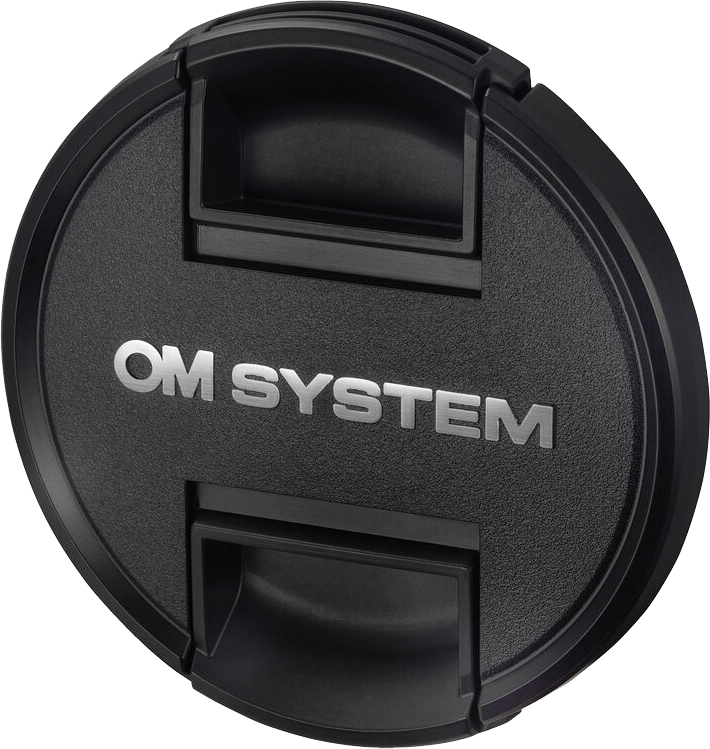 Egy fekete objektívsapka 'OM SYSTEM' felirattal és ezüst logóval.