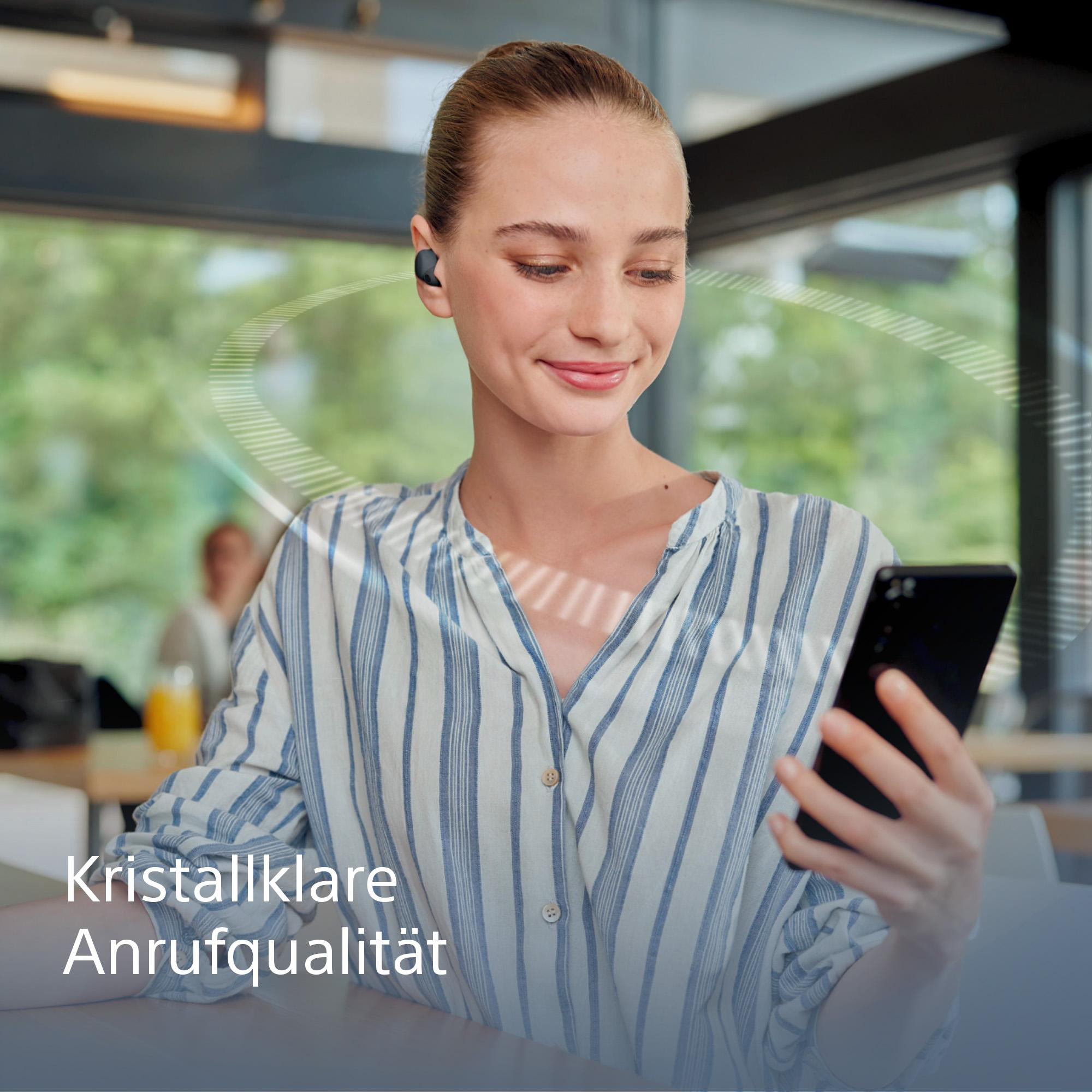 Frau mit Ohrhörern benutzt ein Telefon. Helle grüne Schallwellen um ihren Kopf.