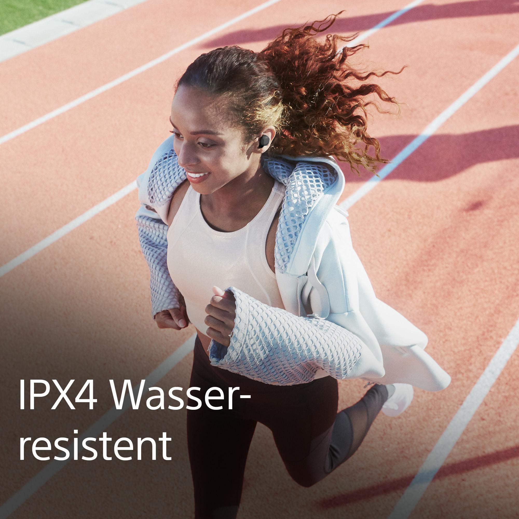 Frau rennt auf einer Bahn mit Ohrhörern. Text: IPX4 wasserdicht.
