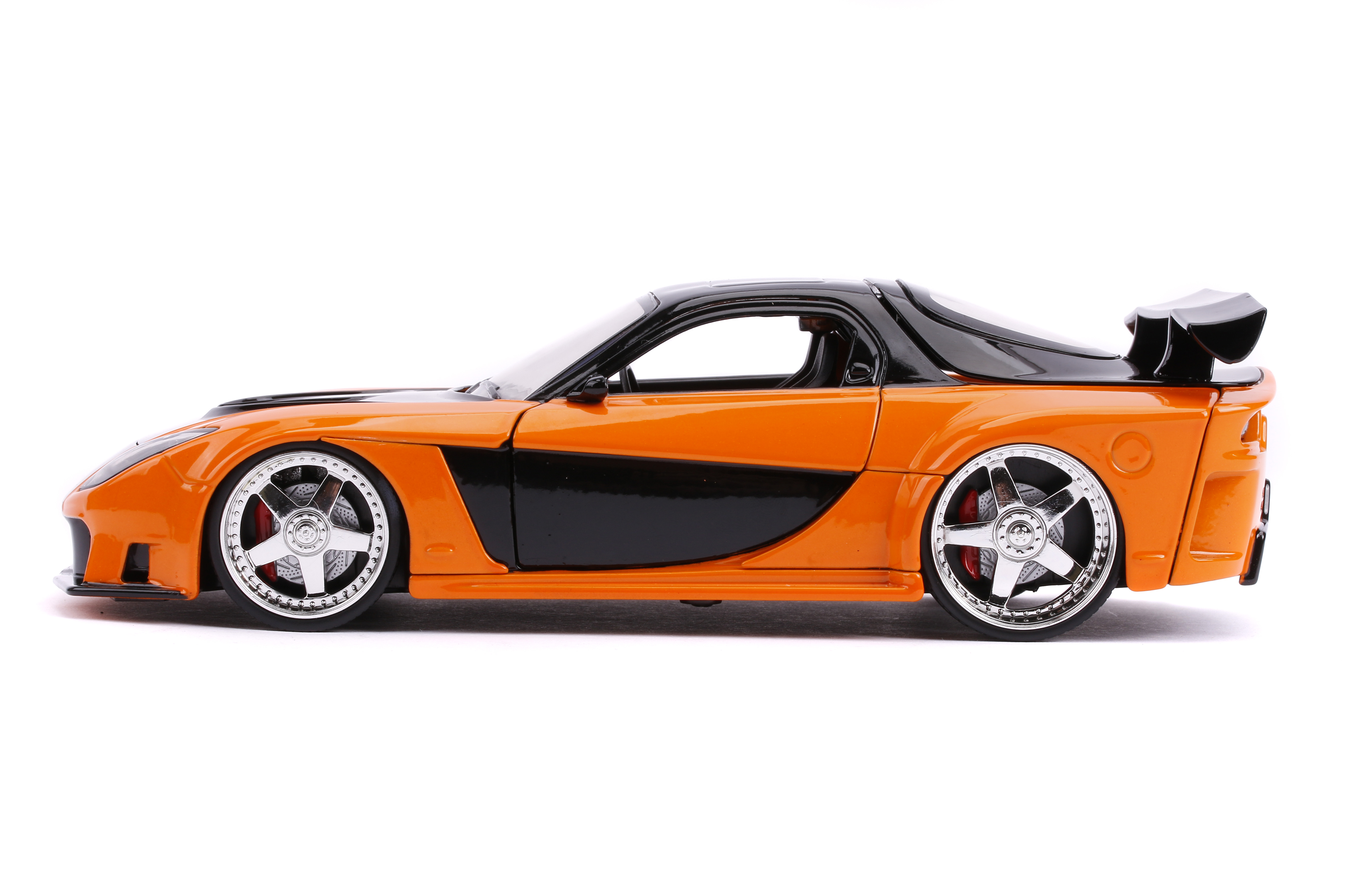 Ein orange-schwarzes Spielzeugauto mit Chromfelgen, einem schwarzen Spoiler und weißem Hintergrund.