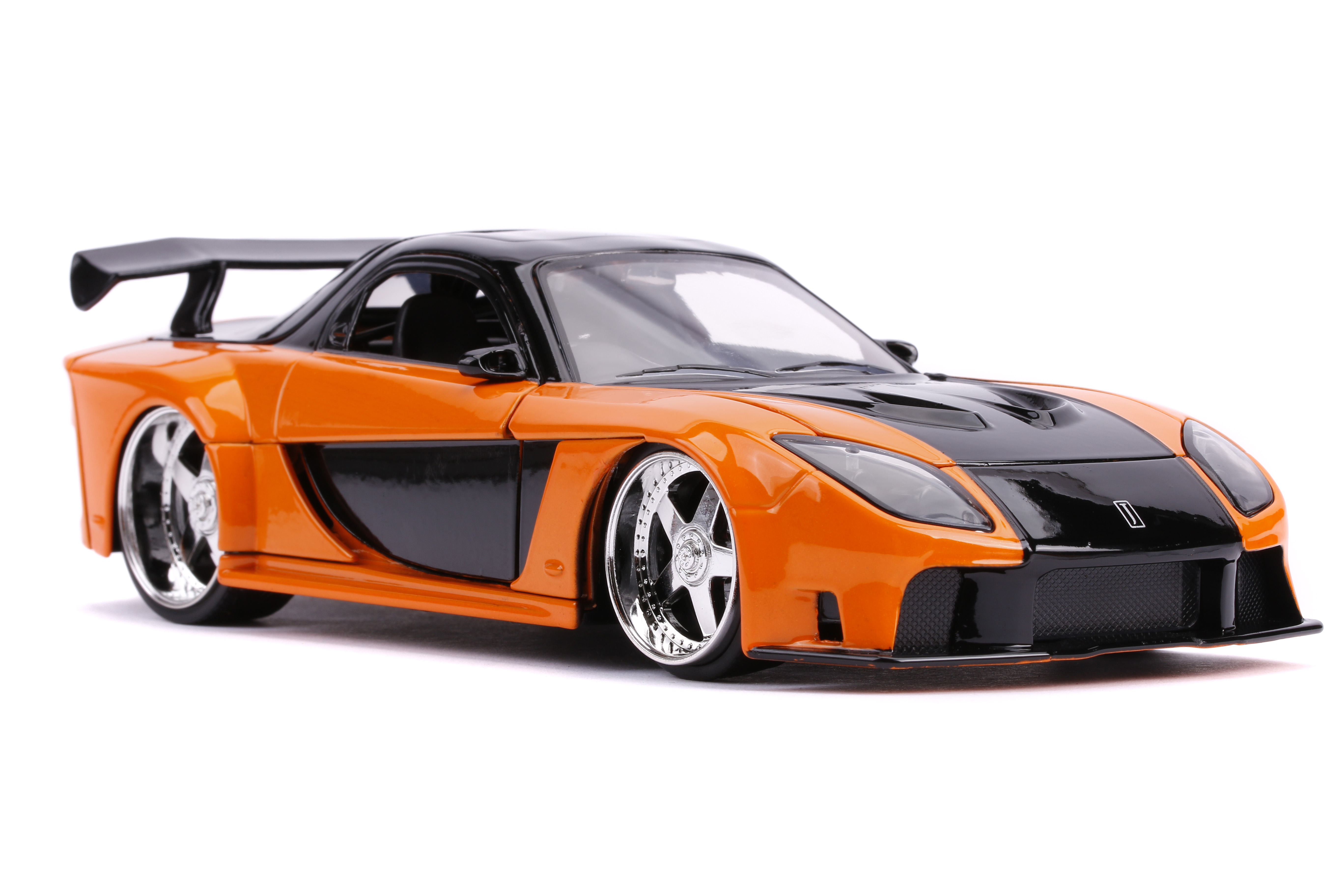 Ein orangefarbenes und schwarzes Sportauto steht auf weißem Grund. Es hat einen Spoiler und Chromfelgen.