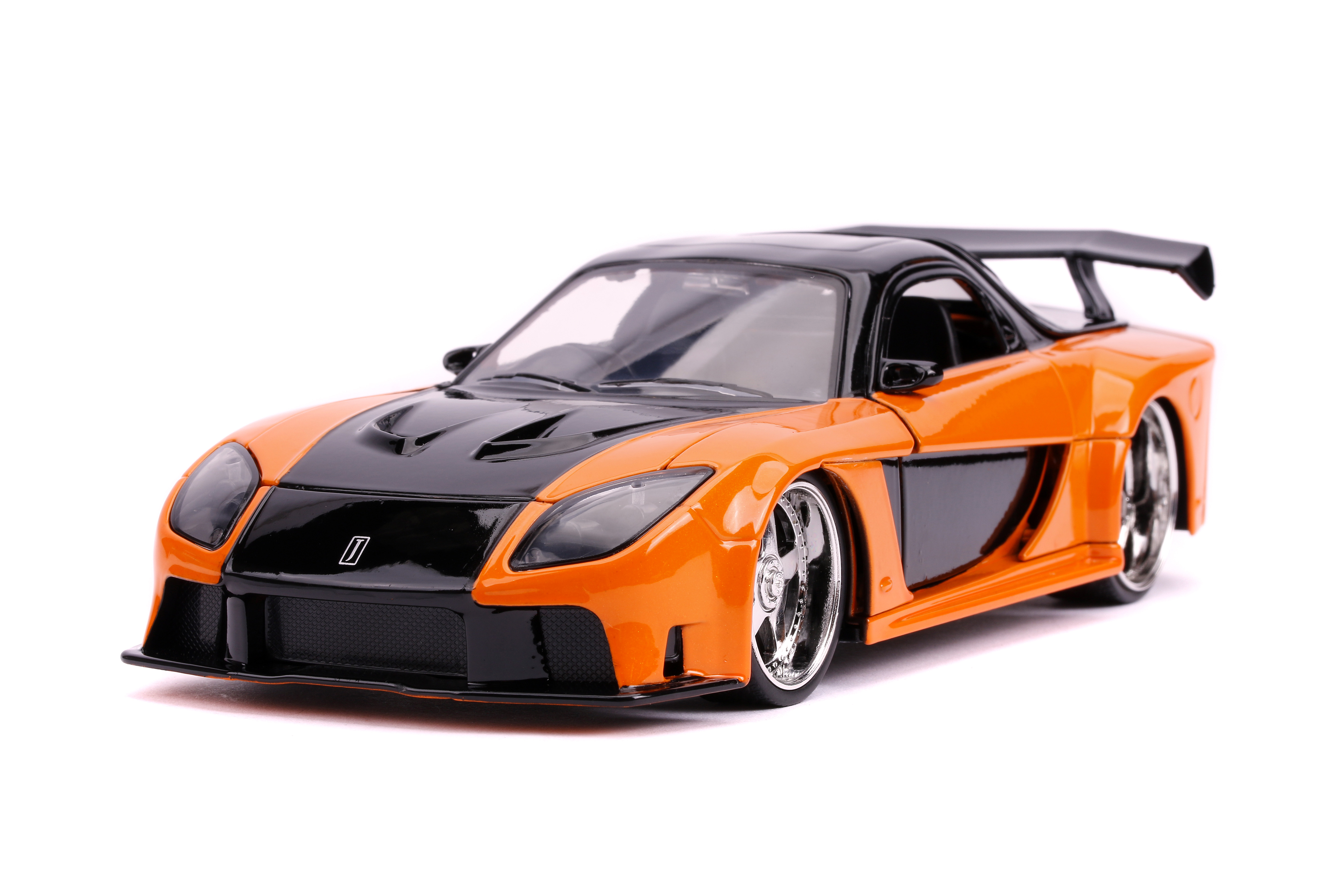 Ein orange-schwarzes Sportwagenmodell. Es hat einen Spoiler und ein glänzendes Chromrad. Der Hintergrund ist weiß.