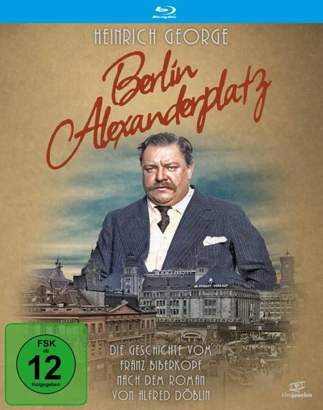 Filmcover mit einem Mann im Anzug, Gebäuden und Text. Der Titel lautet "Berlin Alexanderplatz".