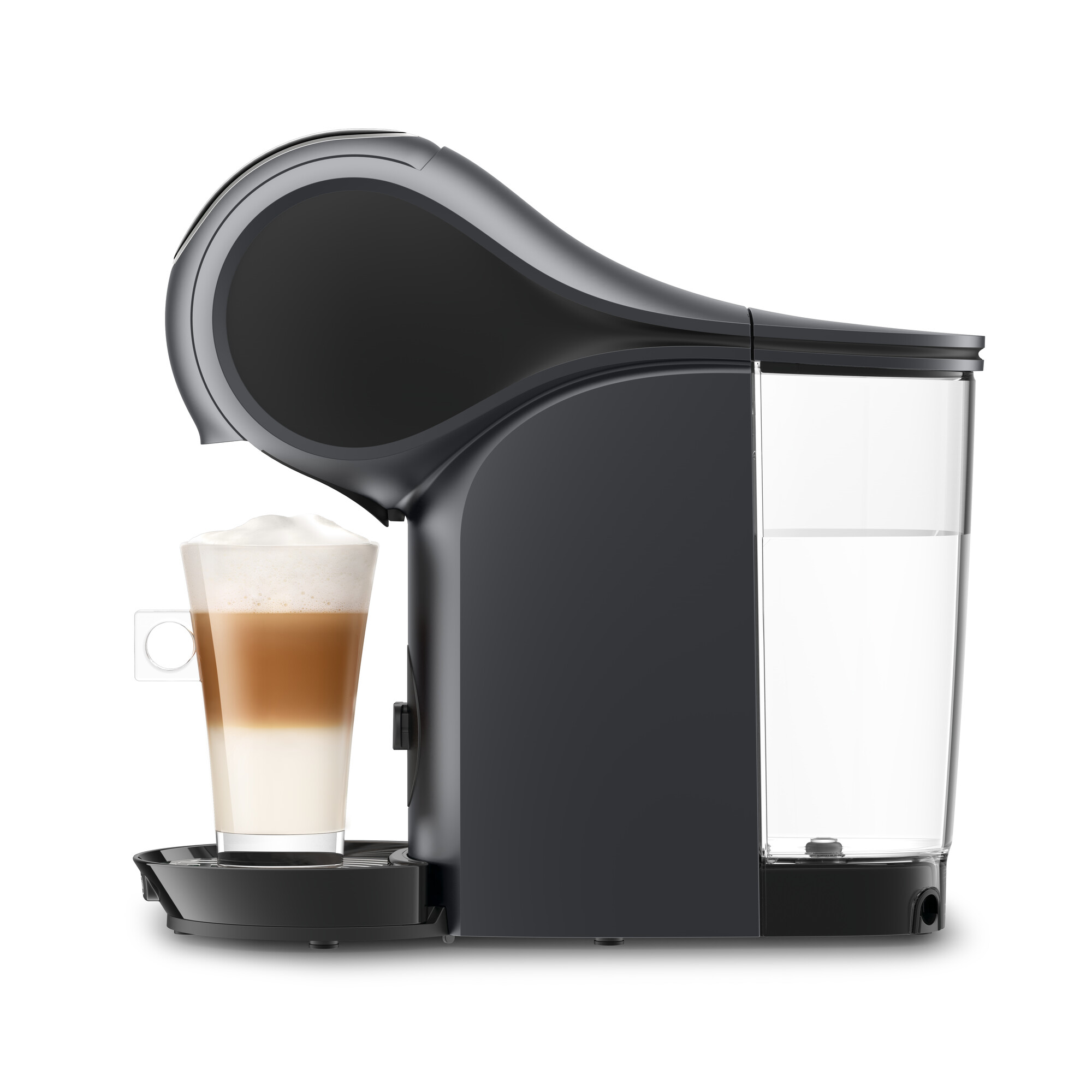Cafetera negra con un vaso de latte, fondo blanco.