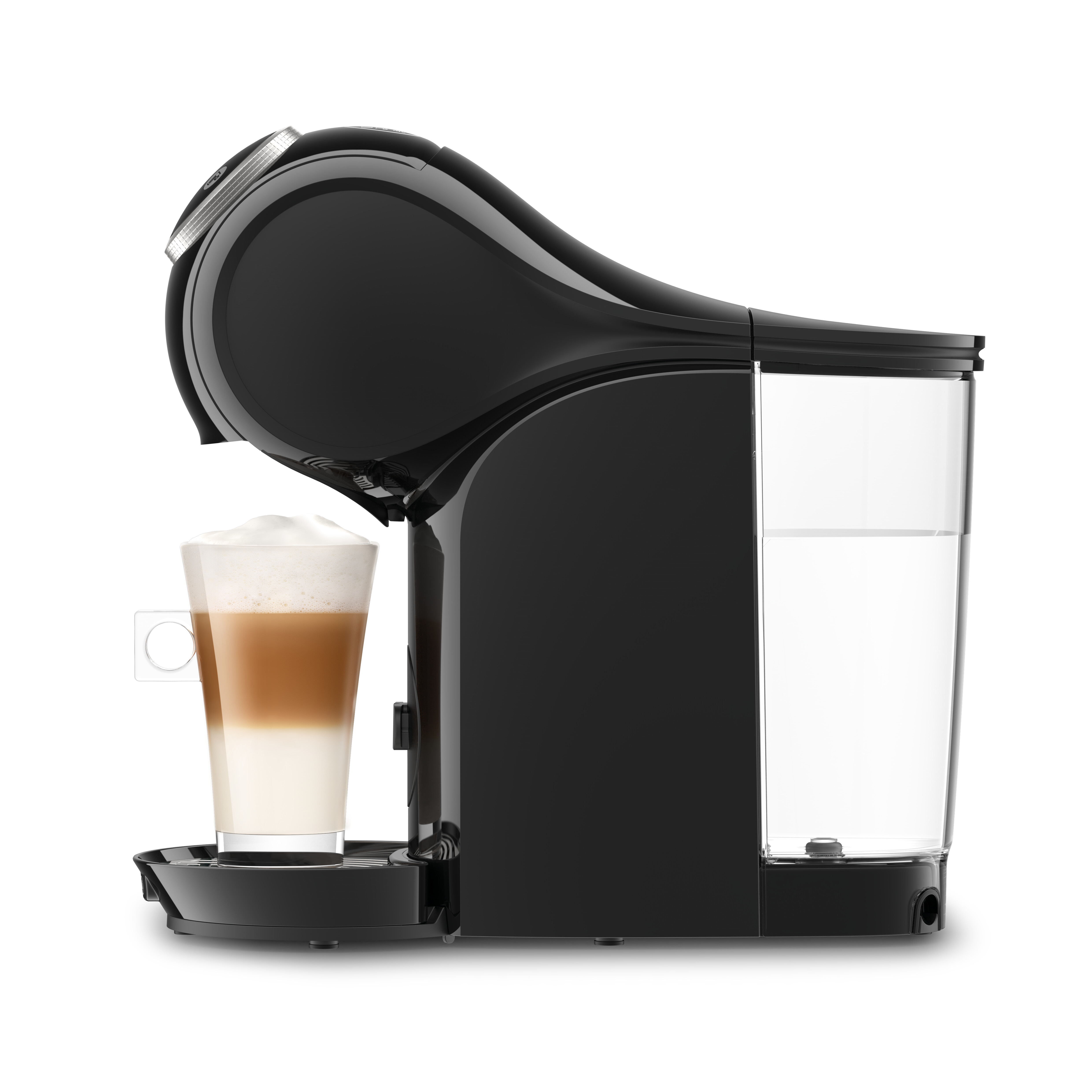 Una cafetera negra con un vaso de latte, sobre un fondo blanco.