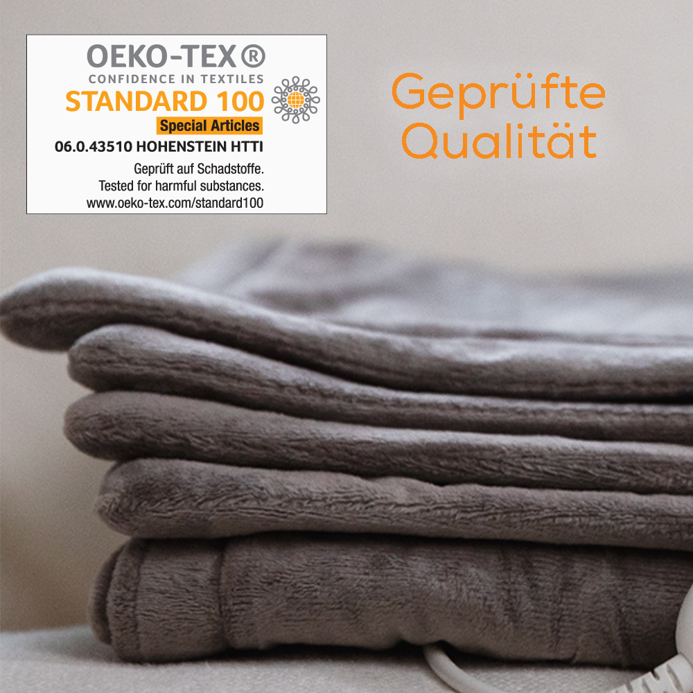 Una pila di coperte grigie. Sono visibili il logo e il testo OEKO-TEX. Testo arancione: Geprüfte Qualität.
