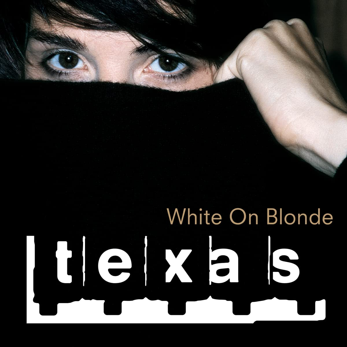 Album borító egy nő szemével és egy fekete toppal a Texas zenekar nevével.