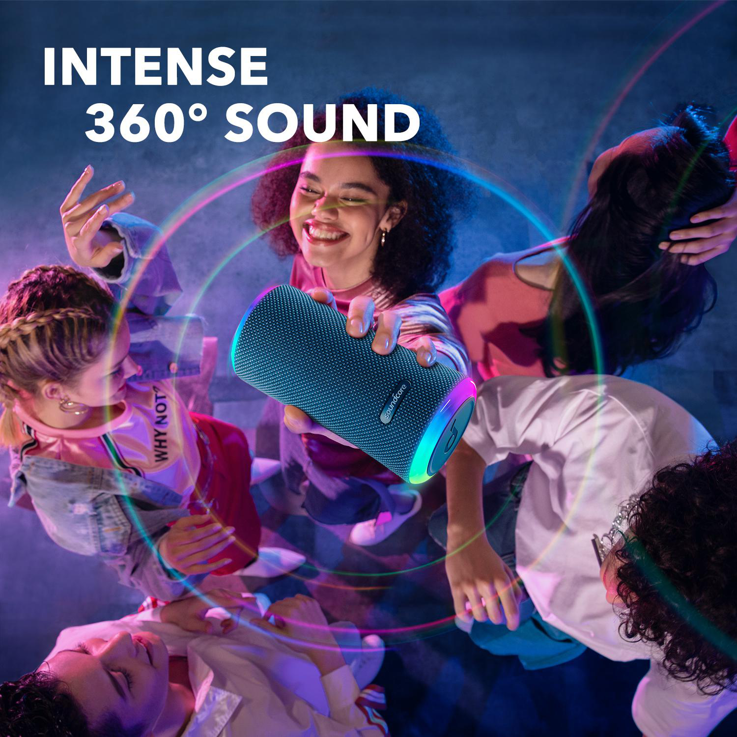 Leute umgeben einen blauen Lautsprecher. Text lautet: „Intensiver 360° Sound“. Bunte Lichter.