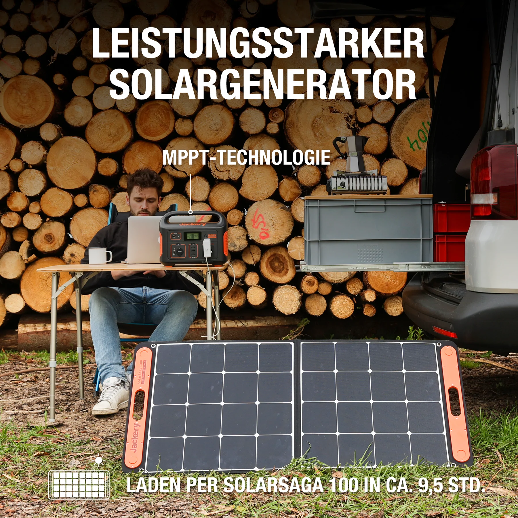 Mann mit Laptop, Solarpanelen und Jackery Powerstation in der Natur.