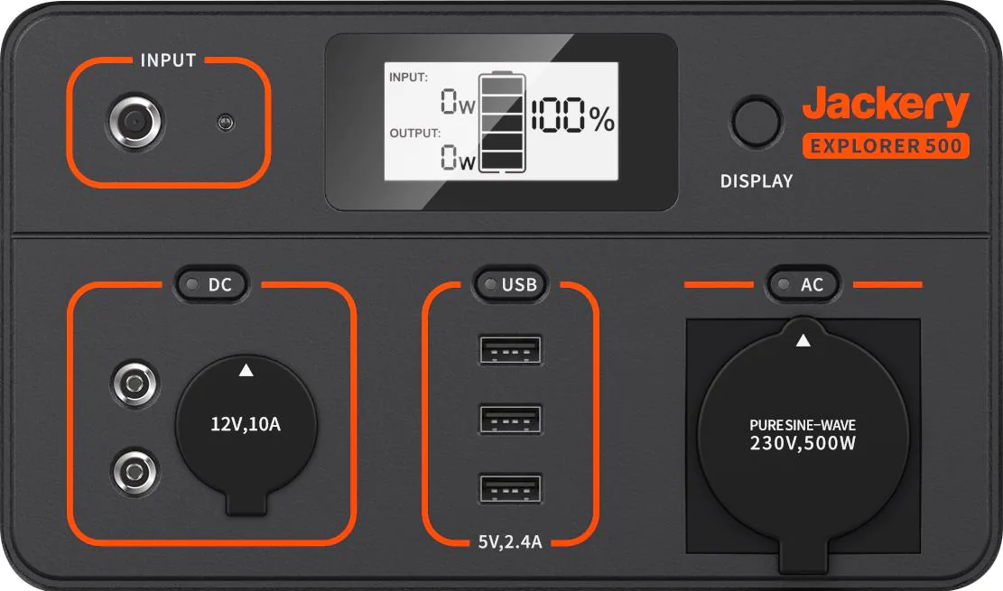 Vorderansicht des Jackery Explorer 500 mit Anschlüssen und Display. Es zeigt Ein- und Ausgang.
