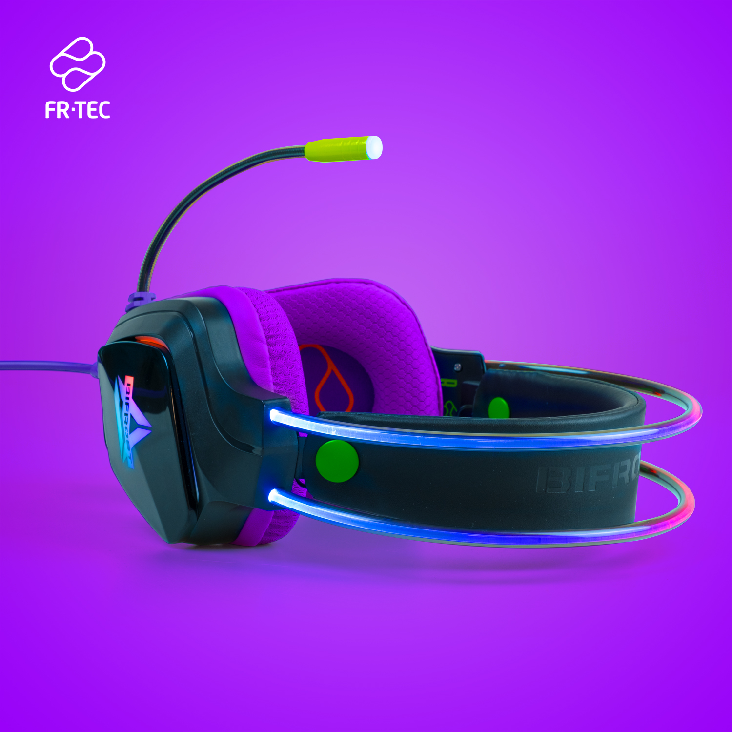 Auriculares para juegos sobre un fondo morado. Diseño negro y morado, luces de neón. Micrófono y auriculares.