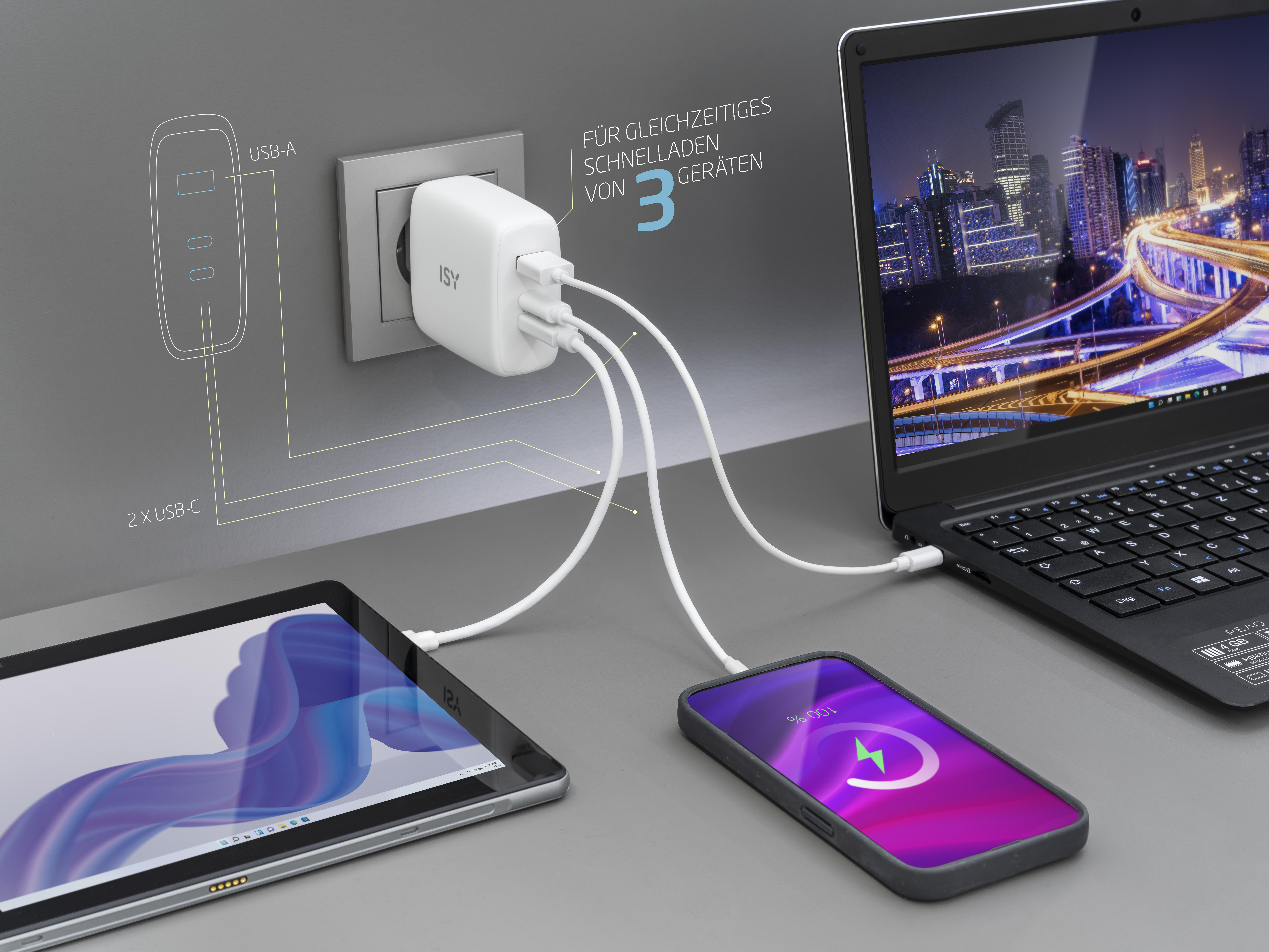 Netzteil lädt Tablet, Telefon und Laptop, mit einer weißen Steckdose.