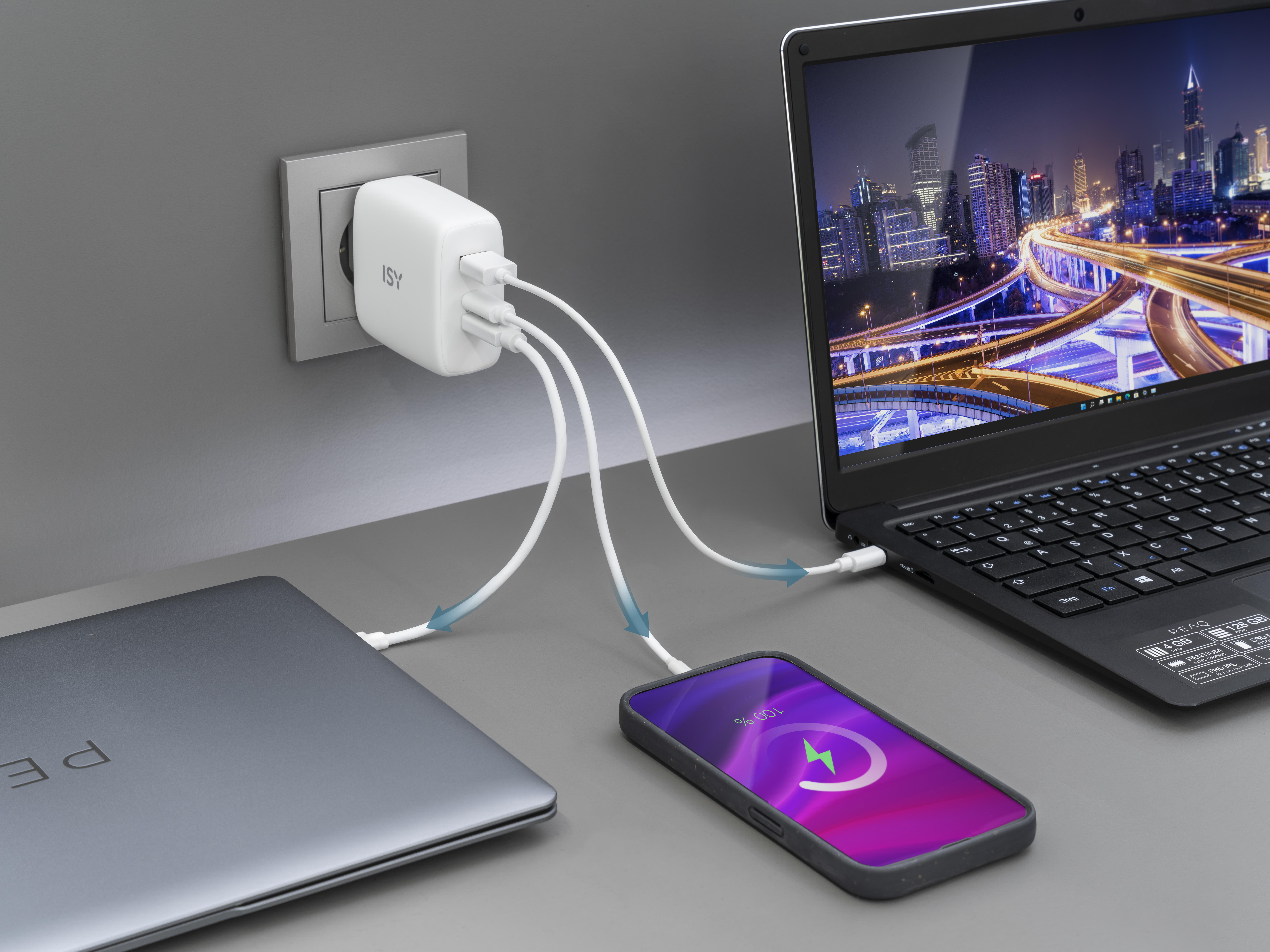 Ein Laptop, ein Telefon und ein Mehrfach-Ladegerät sind angeschlossen, mit Ladesymbolen auf dem Telefon.