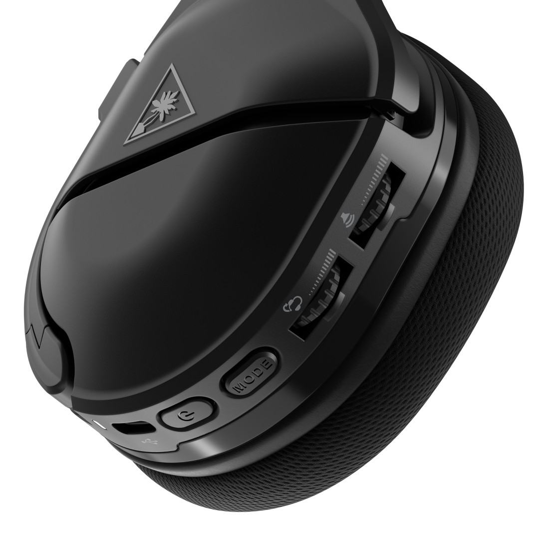 Schwarzes Turtle Beach Headset, schräge Ansicht. Zeigt die Ohrmuschel und die Bedienelemente.