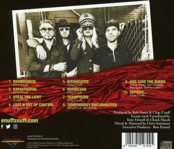 Rückseite einer CD-Hülle mit Titelliste einer Band. Bandmitglieder auf einem Foto, roter Hintergrund.
