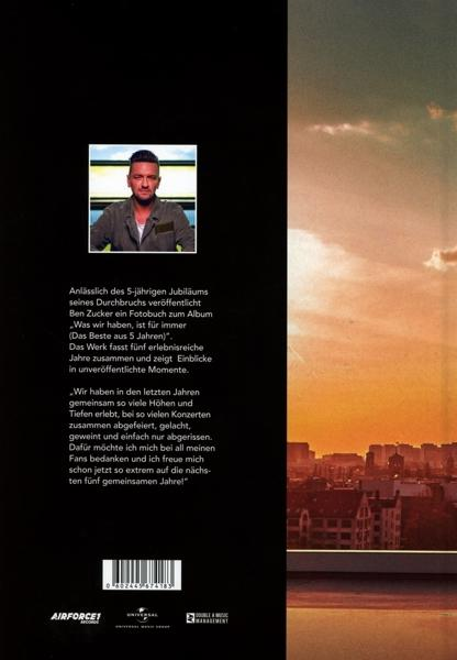 Ein Buchcover mit einem Foto eines Mannes und Text auf Deutsch. Der Hintergrund zeigt eine Skyline.