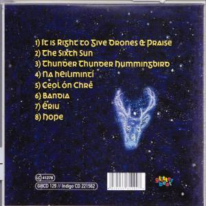 CD-Cover mit Sternenhimmel-Hintergrund und leuchtendem Hirschdesign. Songliste ist sichtbar.