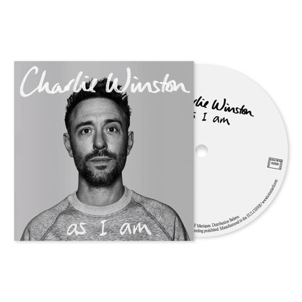 Une image en noir et blanc de Charlie Winston avec un CD.