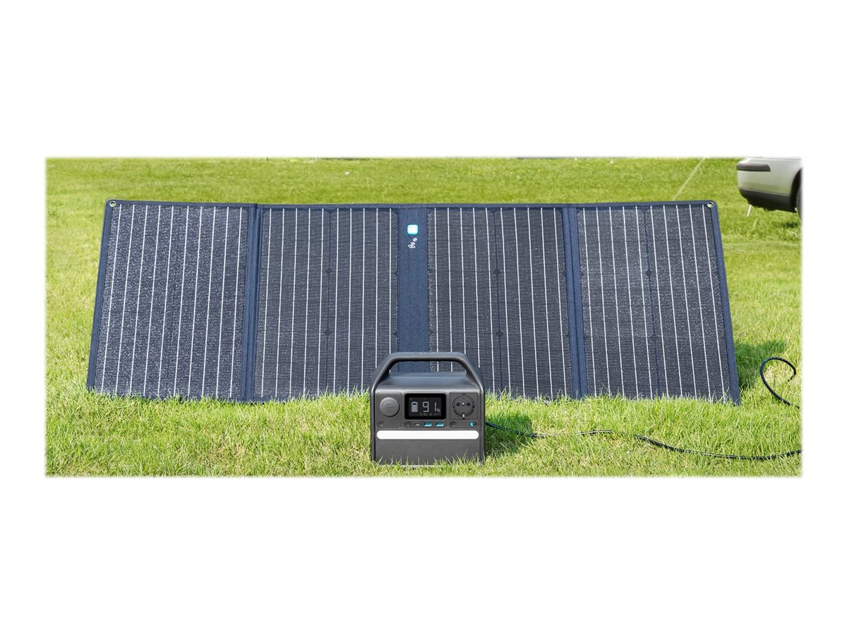 Solarpanel auf Gras ausgeklappt mit Kraftwerk, im Freien.