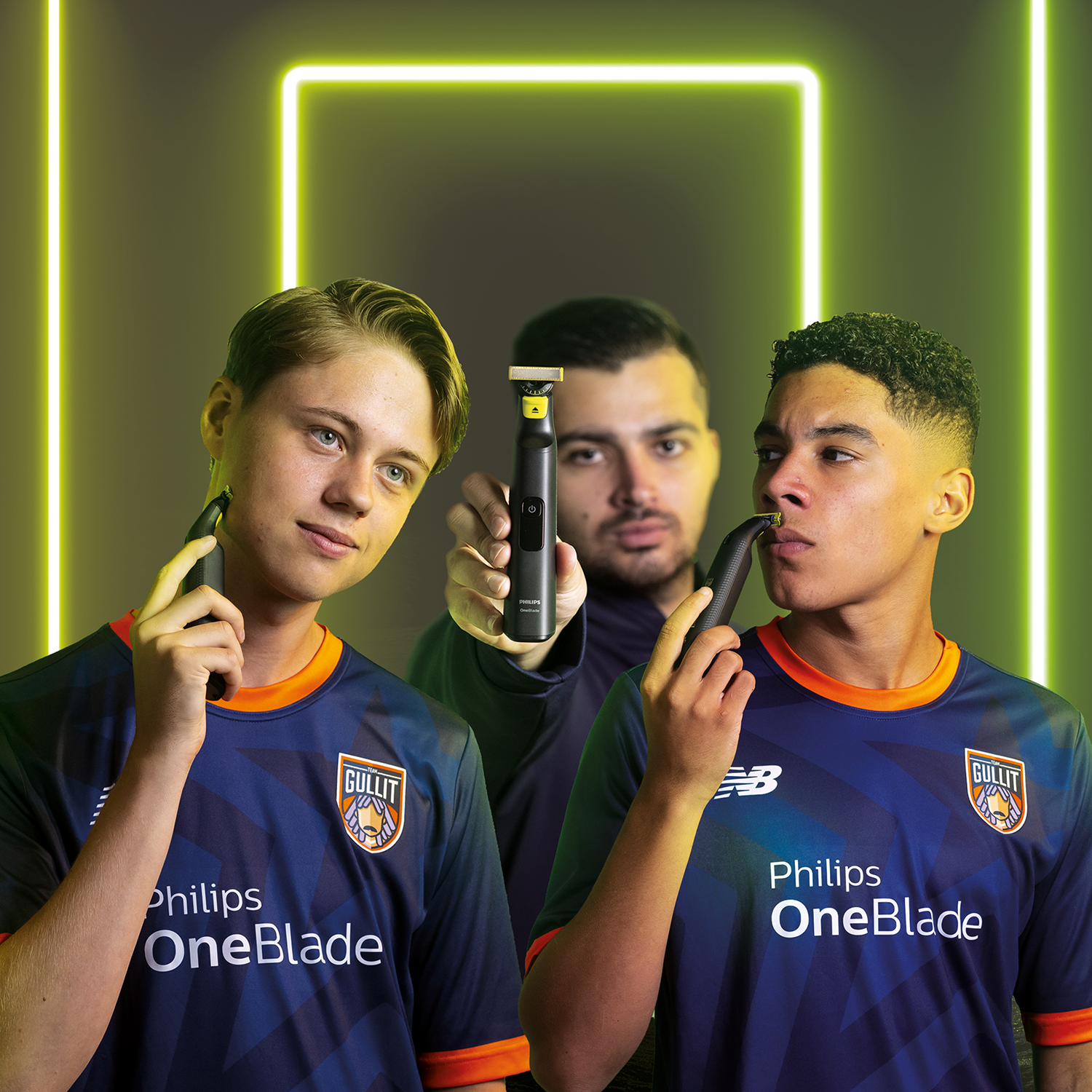 Drie mannen in jerseys gebruiken trimmers. Eén houdt een trimmer vast. Geel licht.