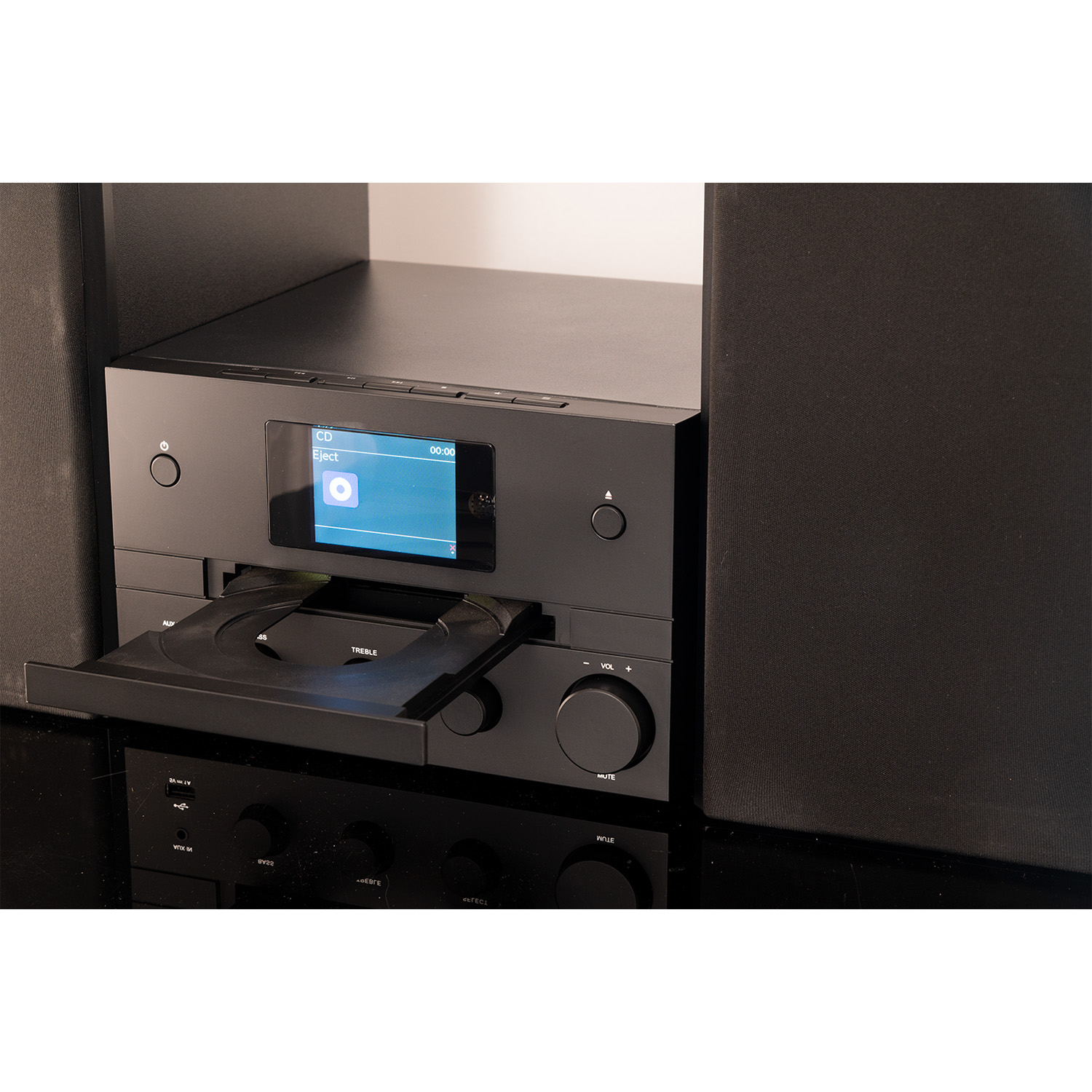 Sistema audio nero con lettore CD e schermo.