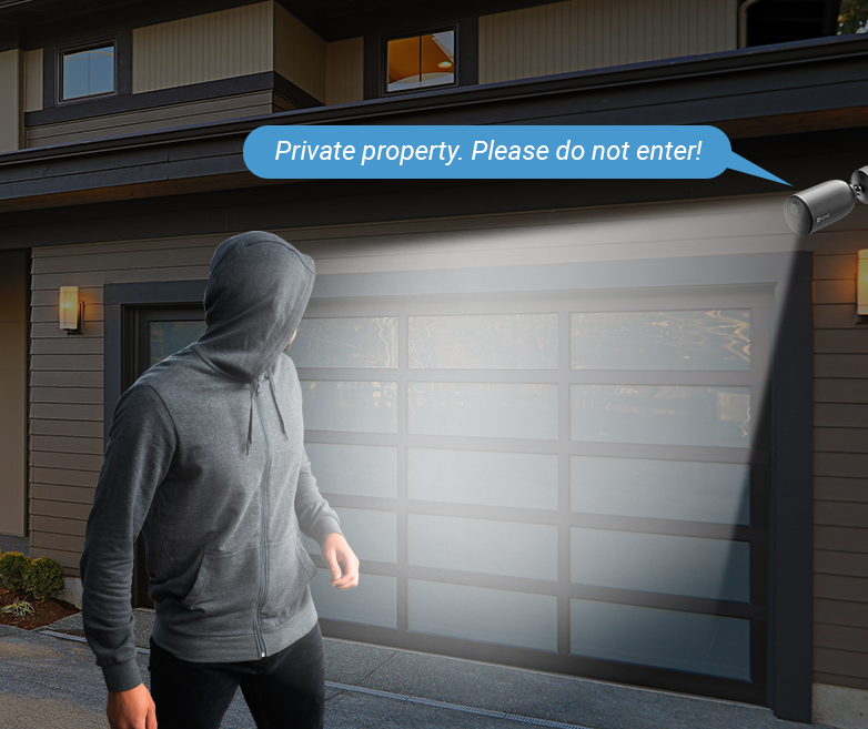 Una persona con sudadera con capucha se acerca a una casa por la noche. Texto en una burbuja: Propiedad privada. ¡Por favor, no entre!